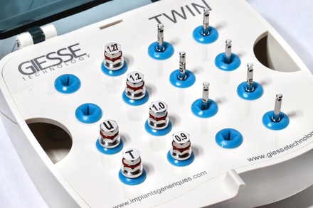 Universal screwdriver kit for implant prosthetics